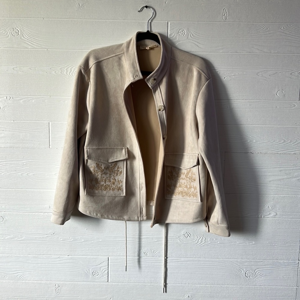 Solitaire cream faux suede button down jacket with embroidered pockets medium